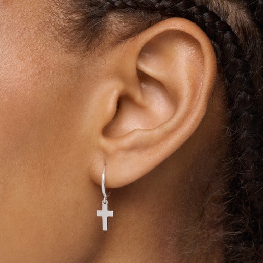 十字架モチーフを添えたシルバーのフープピアス TOUS Motif