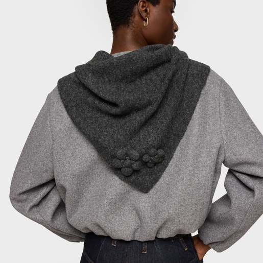 وشاح مثلث الشكل باللون الرمادي الداكن من التشكيلة TOUS Daisy