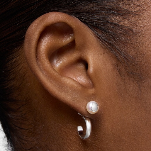 أقراط طوقية من الفضة واللؤلؤ المستنبت في المياه العذبة من تشكيلة TOUS Icon Pearl