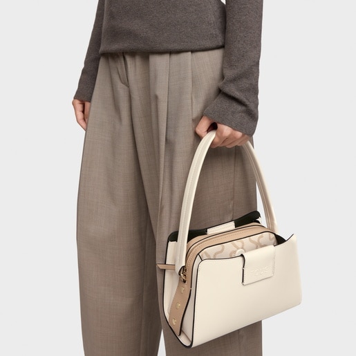 حقيبة واسعة صغيرة الحجم باللون الرملي من تشكيلة TOUS Kaos Icon