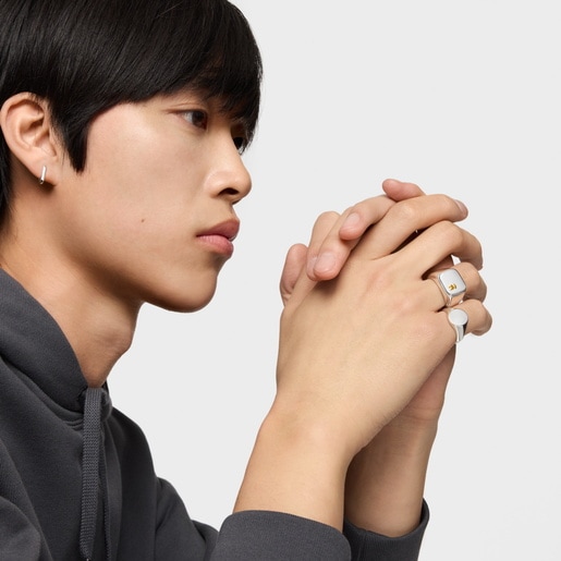 خاتم منقوش بدرجتَي لون مرصع بحلية على شكل دبدوب من تشكيلة TOUS Man