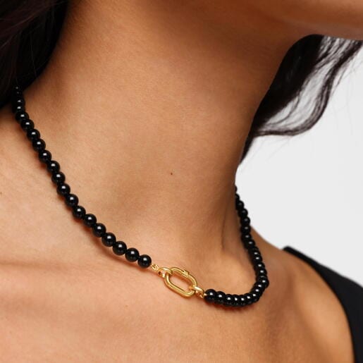 عِقد قصير من الفضة المطلية بالذهب عيار 18 قيراطًا مُرصّع بالعقيق من تشكيلة TOUS Hold Oval