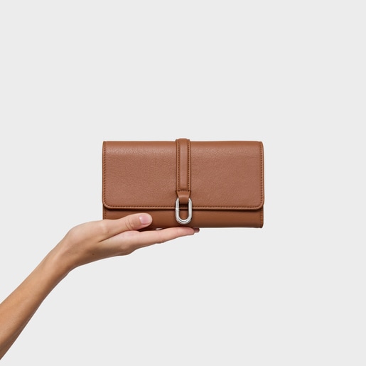 محفظة كبيرة الحجم باللون الجملي من التشكيلة TOUS Hold