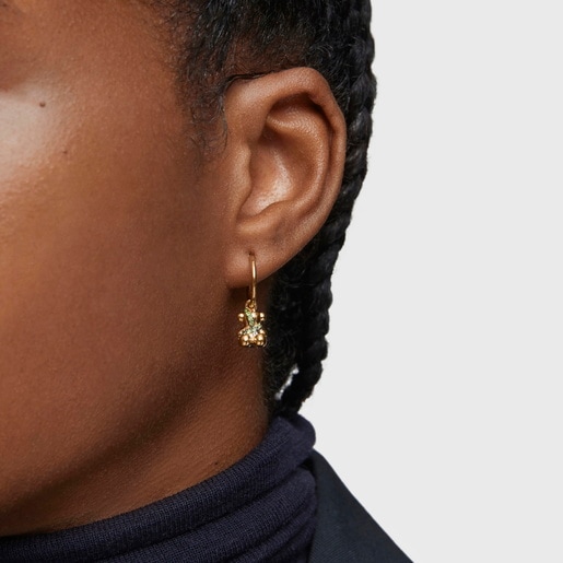 עגילי חישוק דובון Lligat קצרים מכסף מצופה זהב 18 קראט בשילוב אבן כרום דיופסיד