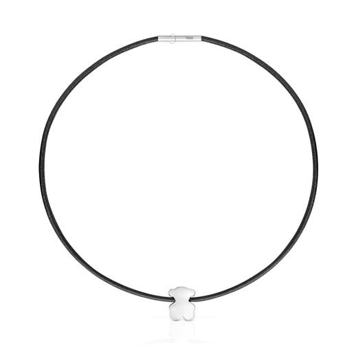 Collar TOUS Bold Motif con motivo oso de plata de primera ley y caucho negro. Longitud del collar: 45 cm. Tamaño motivo: 18 mm. Cierre doble clip.