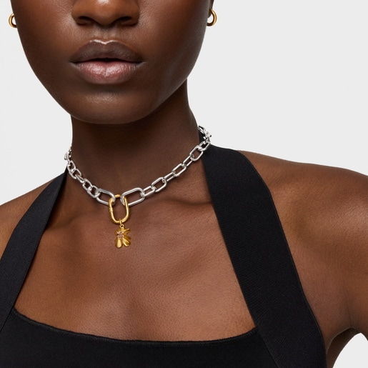 قلادة من الأحجار الكريمة والفضة المطلية بالذهب عيار 18 قيراطًا مزينة بحلية على شكل دبدوب بارز من التشكيلة Sweet 40s من TOUS