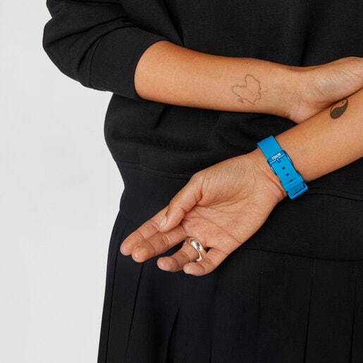 Smartwatch with nylon strap and blue silicone strap T-Band