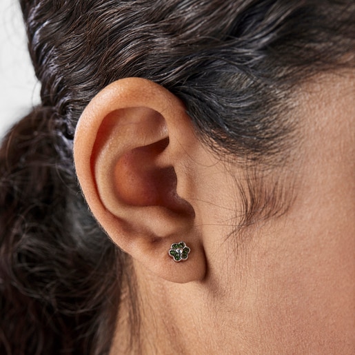 シルバーにクロムディオプサイドのフラワーがあしらわれたピアス TOUS New Motif