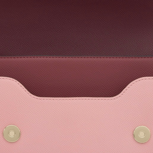 حقيبة متوسطة الحجم بحزام يلتف حول الجسم باللون العنابي من التشكيلة TOUS Audree Saffiano