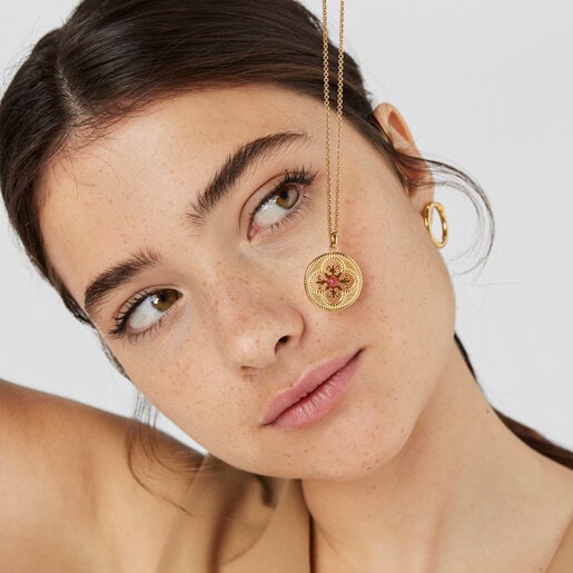 Medalla corona flor de lis con baño de oro 18 kt sobre plata y rubí Tamara Falcó X TOUS