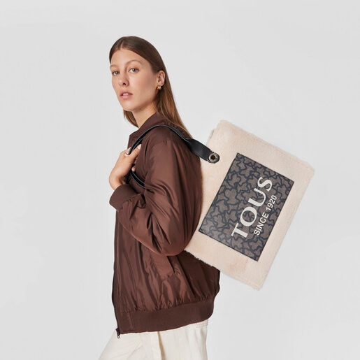 حقيبة تسوق Amaya Kaos Icon Fur كبيرة الحجم باللونين البيج