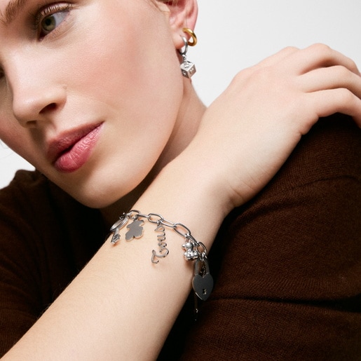 سوار من الصُلب مُرصّع بلآلئ مُستنبتة وتمائم معلقة من تشكيلة TOUS Charming
