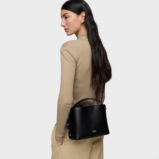 حقيبة متوسطة الحجم بحزام يلتف حول الجسم باللون الأسود من تشكيلة TOUS Jewelry Studs