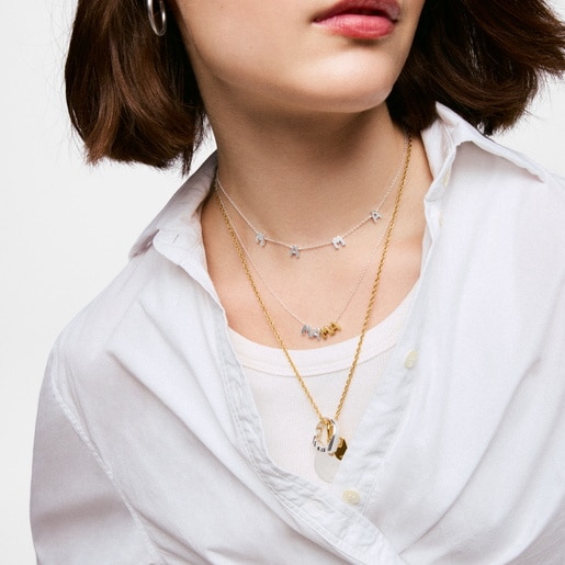 عِقد بدرجتَي لون مُرصّع بحليات من تشكيلة TOUS Mama