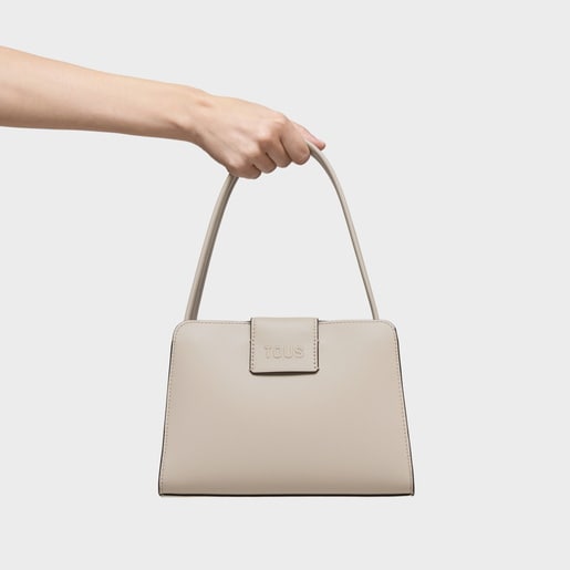 حقيبة واسعة صغيرة الحجم باللون الرمادي الداكن من تشكيلة TOUS Kaos Icon