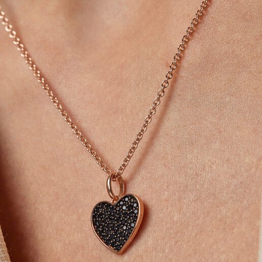 תליון מוטיב לב ורוד בשיבוץ ספינלים