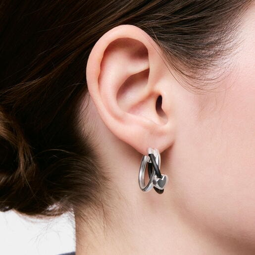 أقراط طوقية من الفضة الإسترلينية من TOUS مُزيّنة بحلية على شكل قلب من المطاط الأسود من تشكيلة Bold Motif. مقاس الأقراط: 24 مم. قفل خلفي.