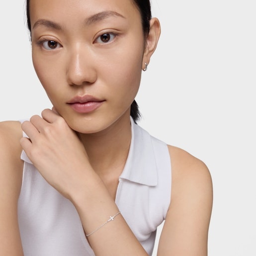 سوار بسلسلة من الفضة مرصّع بحليات على شكل صليب من تشكيلة TOUS Motifs