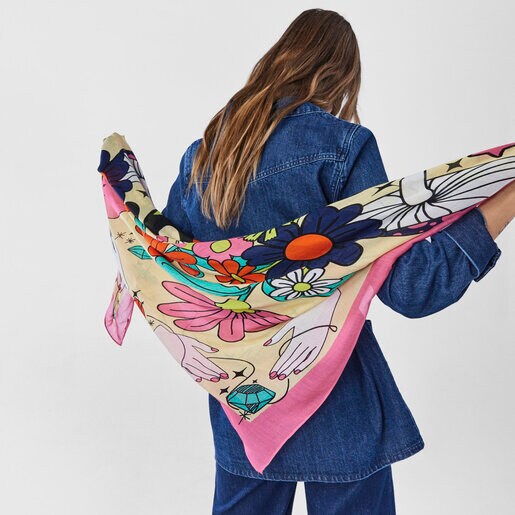 צעיף TOUS Magic Flowers מבד מודל בצבע בז'