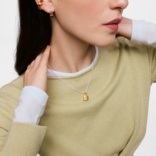 مجموعة من عِقدَين بحلية على شكل قفل بدرجتَي لون من تشكيلة TOUS Unlock