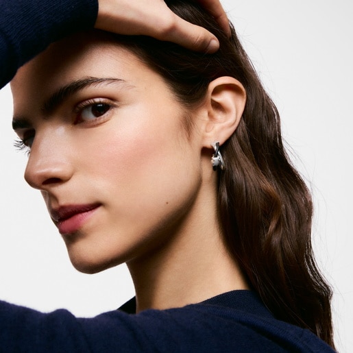 スターリングシルバーとブラックラバーのベアモチーフをあしらったフープピアス TOUS Bold Motif。ピアスのサイズ：24mm。プッシュバック式。