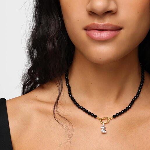 عِقد قصير من الفضة المطلية بالذهب عيار 18 قيراطًا مُرصّع بالعقيق من تشكيلة TOUS Hold Oval