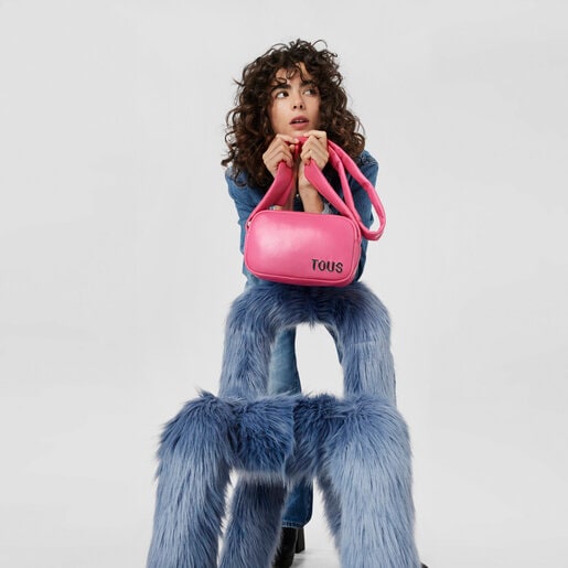 フューシャカラーのクロスボディ・レポーターバッグ TOUS Carol