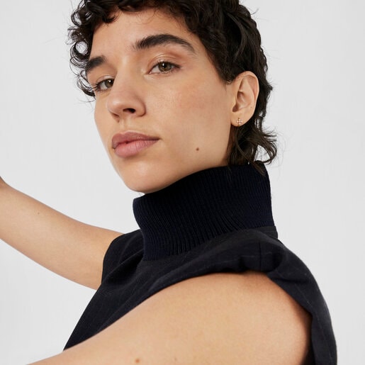 أقراط Les Classiques طوقية صغيرة على شكل صليب من الذهب المُرصّع بالماس