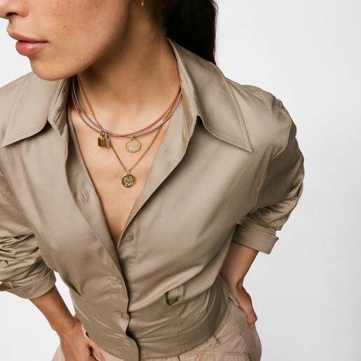 قلادة ميدالية بدرجتَي لون من تشكيلة TOUS Mama