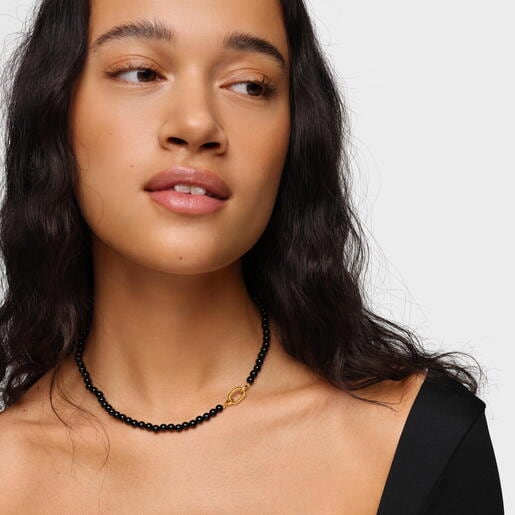 عِقد قصير من الفضة المطلية بالذهب عيار 18 قيراطًا مُرصّع بالعقيق من تشكيلة TOUS Hold Oval