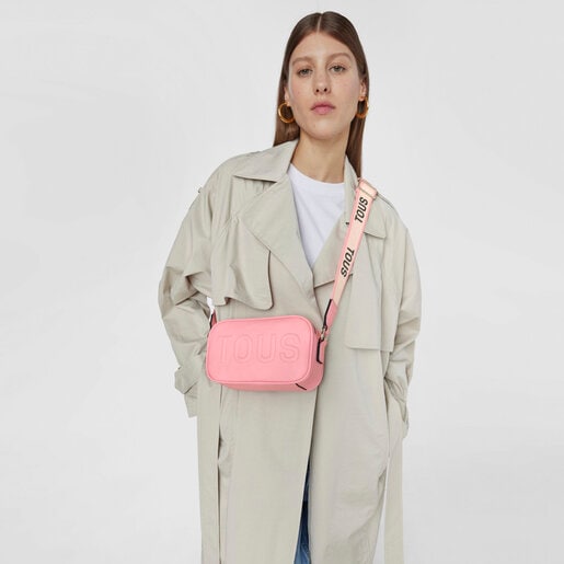 תיק צד TOUS La Rue בסגנון כתבים בצבע ורוד