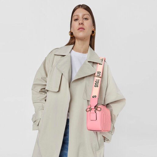תיק צד TOUS La Rue בסגנון כתבים בצבע ורוד