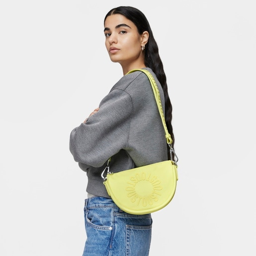 حقيبة بحزام يلتف حول الجسم متوسطة الحجم باللون الأخضر الليموني من تشكيلة TOUS Miranda Soft