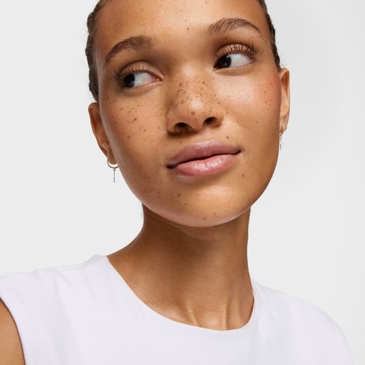 十字架モチーフを添えたシルバーのフープピアス TOUS Motif