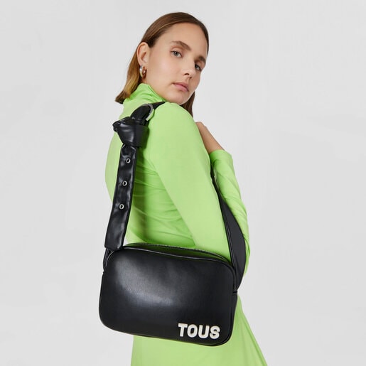 ブラックのクロスボディ・レポーターバッグ TOUS Carol