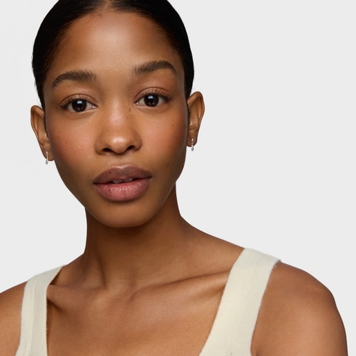 ティアドロップモチーフを添えたシルバーのロングピアス TOUS Motif