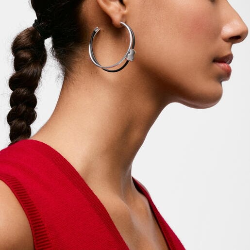 Hoop earrings with bear motif in sterling silver and black rubber TOUS Bold Motif Size of earrings: 45 mm. Push back.