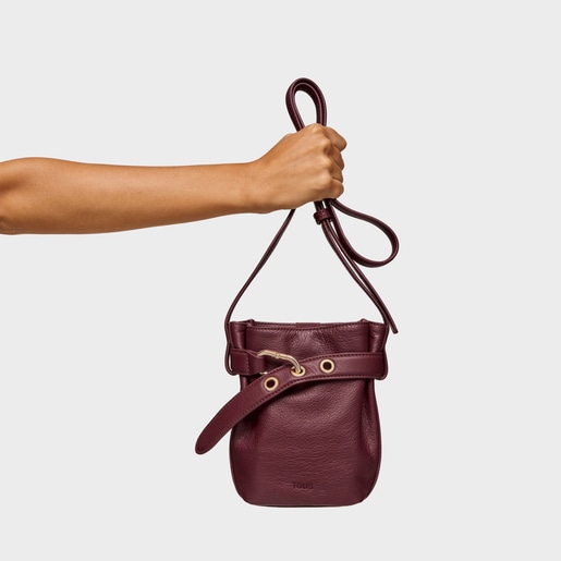 バーガンディーカラーのスマホショルダー TOUS Hold