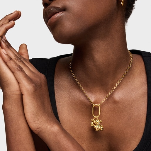 قلادة مزينة بحلية على شكل دبدوب من الفضة المطلية بالذهب عيار 18 قيراطًا ومرصعة بالأحجار الكريمة من التشكيلة Bold Bear