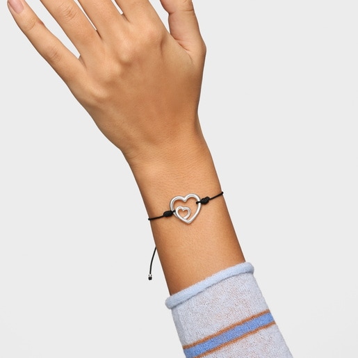 سوار يحمل صورةً ظليةً من الفضة والنايلون الأسود من التشكيلة TOUS Flechazo