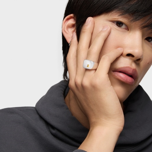 خاتم منقوش بدرجتَي لون مرصع بحلية على شكل دبدوب من تشكيلة TOUS Man