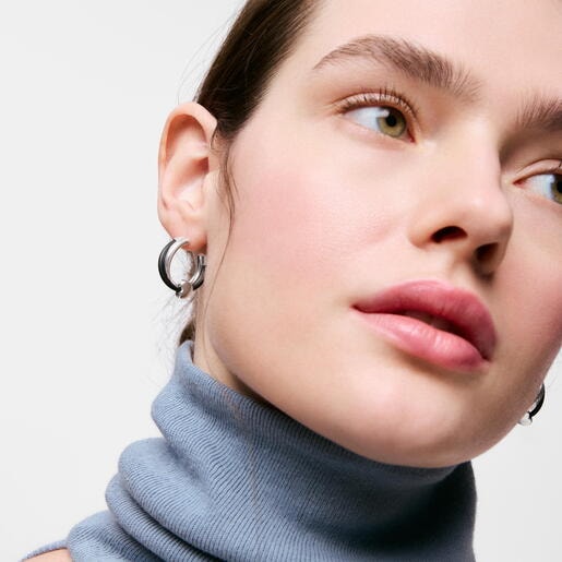 أقراط طوقية من الفضة الإسترلينية من TOUS مُزيّنة بحلية على شكل قلب من المطاط الأسود من تشكيلة Bold Motif. مقاس الأقراط: 24 مم. قفل خلفي.