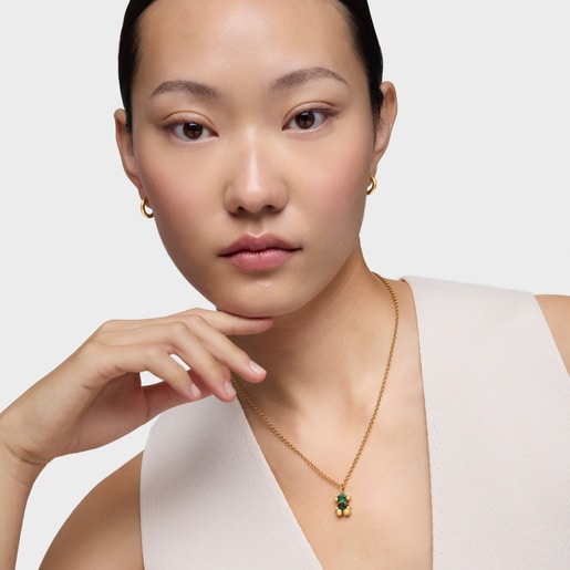 Colgante pequeño motivo oso con baño de oro 18 kt sobre plata y esmeralda creada en laboratorio Color Bear LGG