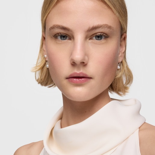 أقراط قصيرة من الفضة واللؤلؤ المستنبت في المياه العذبة من تشكيلة TOUS Icon Pearl