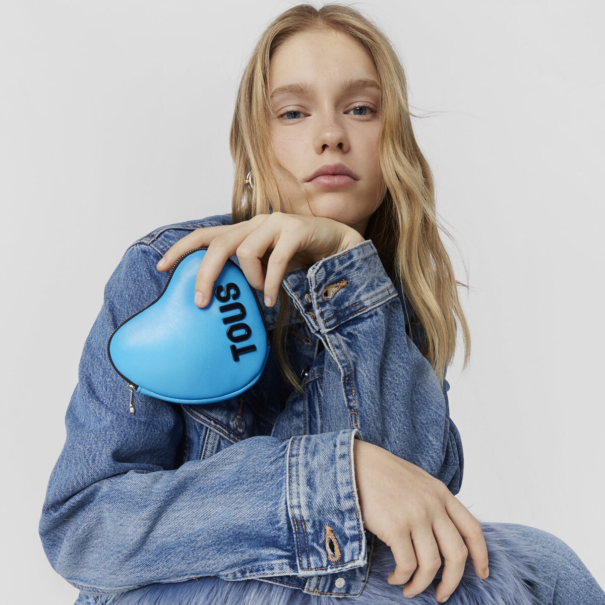 ブルーのハート型コスメポーチ TOUS Carol