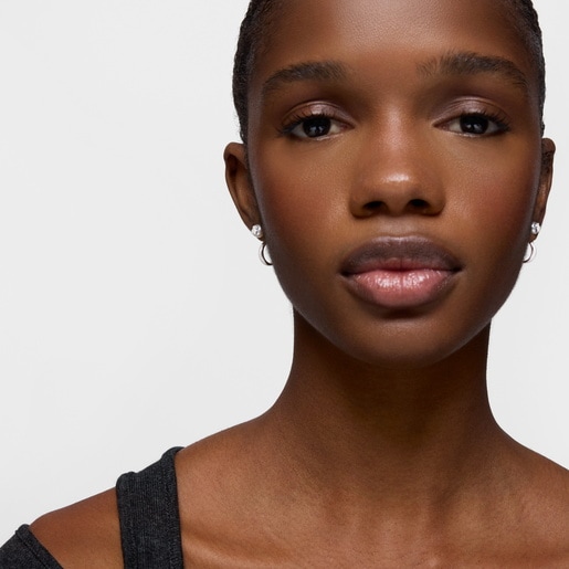 أقراط طوقية من الفضة واللؤلؤ المستنبت في المياه العذبة من تشكيلة TOUS Icon Pearl