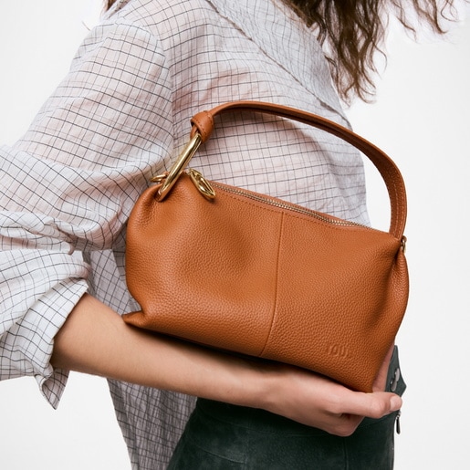 حقيبة بحزام يلتف حول الجسم باللون الجملي من تشكيلة TOUS Hold