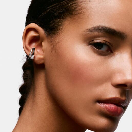 スターリングシルバーとブラックラバーのベアモチーフが付いたイヤーカフ TOUS Bold Motif。イヤーカフのサイズ：16mm。