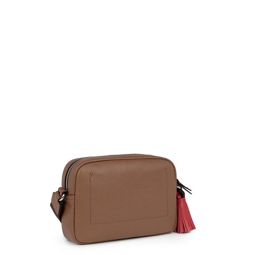 TOUS small crossbody bag from the Leissa collection in brown-colored  die-cut leather. Zipper closure. Adjustable crossbody strap. Flat interior  pocket. The crossbody bag includes a red decorative pendant. Handbag  measurement: 15.5 x 21 x 7 cm. |