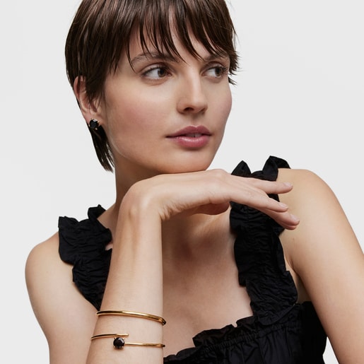 Open bracelet with 18kt gold plating over silver and onyx Cachito Mío